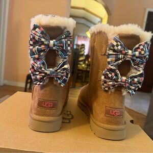 New with box Ugg Bailey Bow checkered, chestnut size 7.